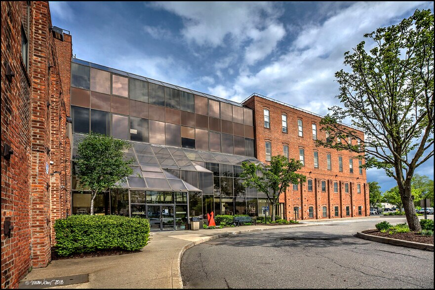 8 John Walsh Blvd, Peekskill, NY à louer - Photo du bâtiment - Image 1 de 17