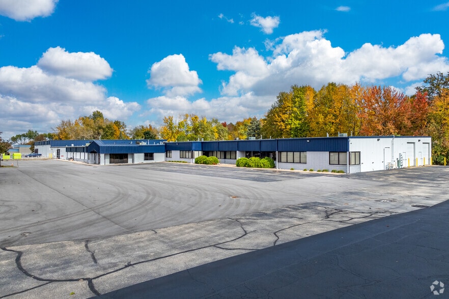 2390 Industrial Dr, Neenah, WI for lease - Building Photo - Image 2 of 11