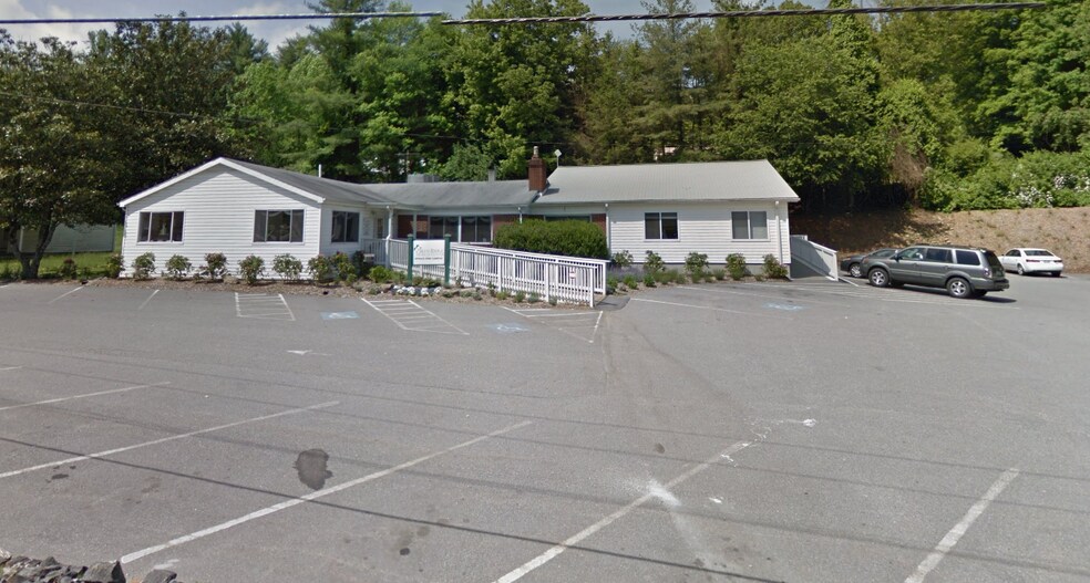 496 Altapass Hwy, Spruce Pine, NC à louer - Photo du bâtiment - Image 2 de 4