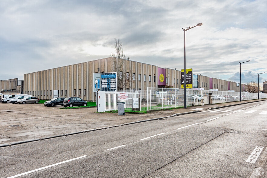 Flex in Oullins for lease - Primary Photo - Image 1 of 2