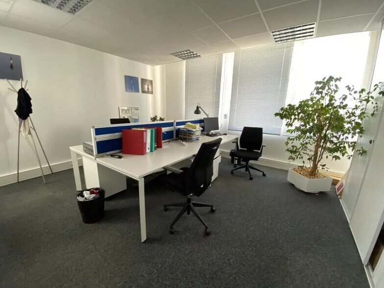 Office in Rennes for lease - Interior Photo - Image 3 of 12