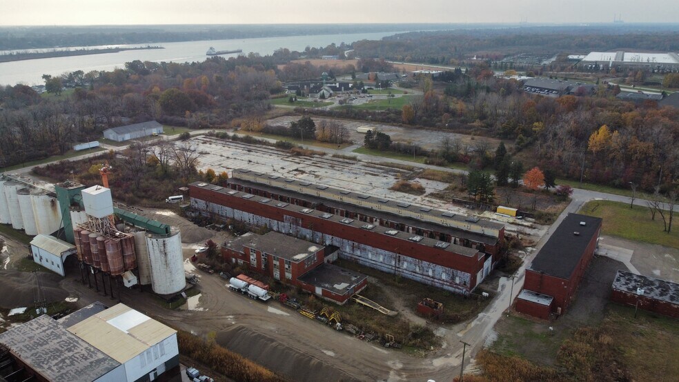 2541-2551 Mills St, Marysville, MI à vendre - Photo du bâtiment - Image 2 de 5