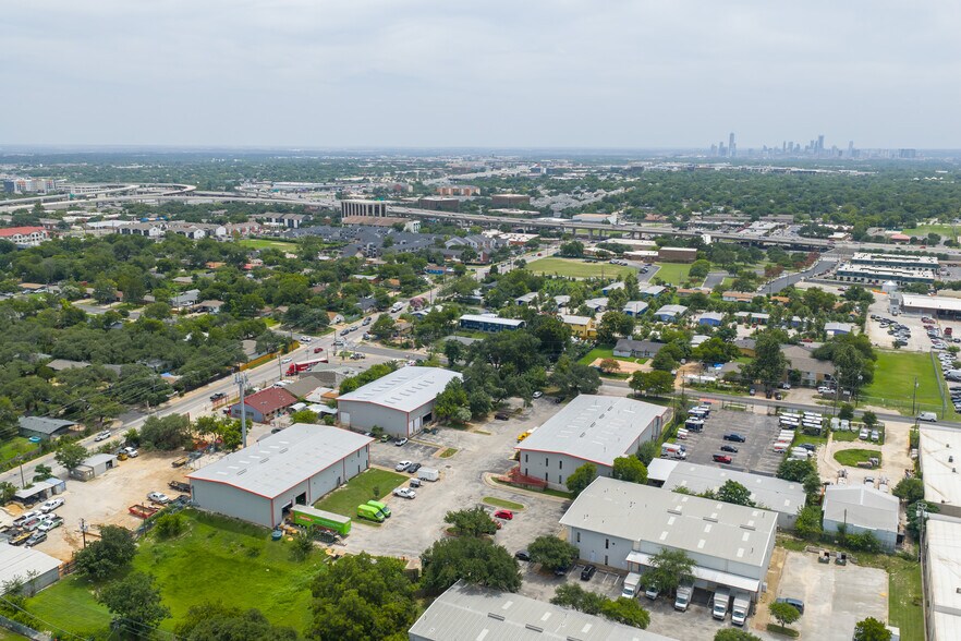 204 W Powell Ln, Austin, TX à louer - Photo du bâtiment - Image 1 de 4