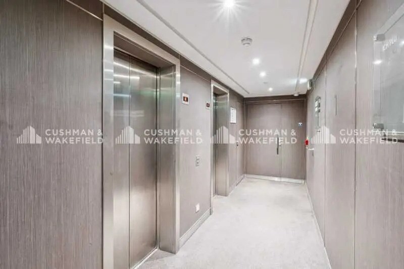 Office in Paris for lease - Lobby - Image 2 of 14