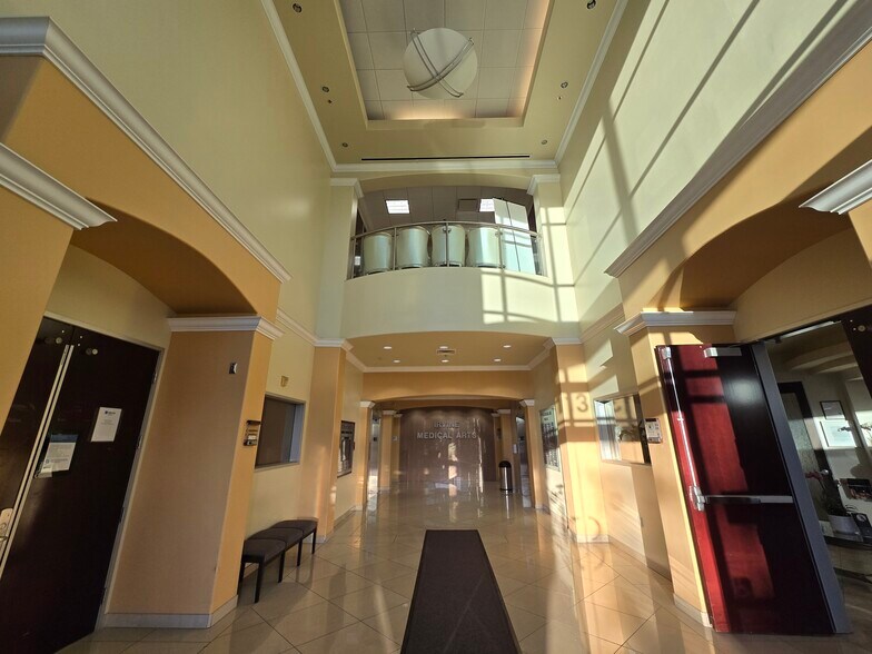 113 Waterworks Way, Irvine, CA à vendre - Photo du bâtiment - Image 3 de 19