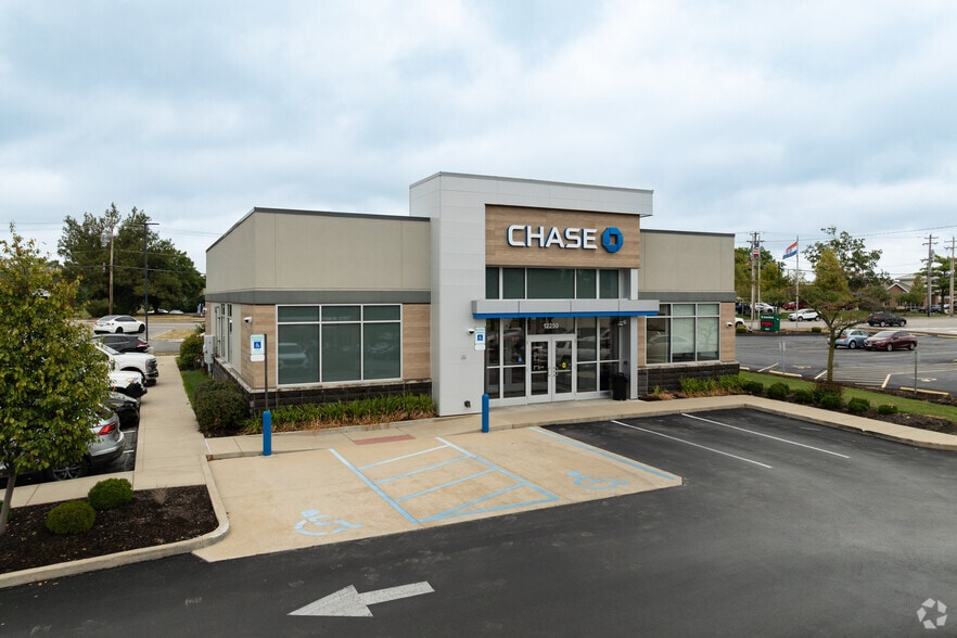 1131-1193 Colonnade Ctr, Des Peres, MO for lease - Primary Photo - Image 1 of 1