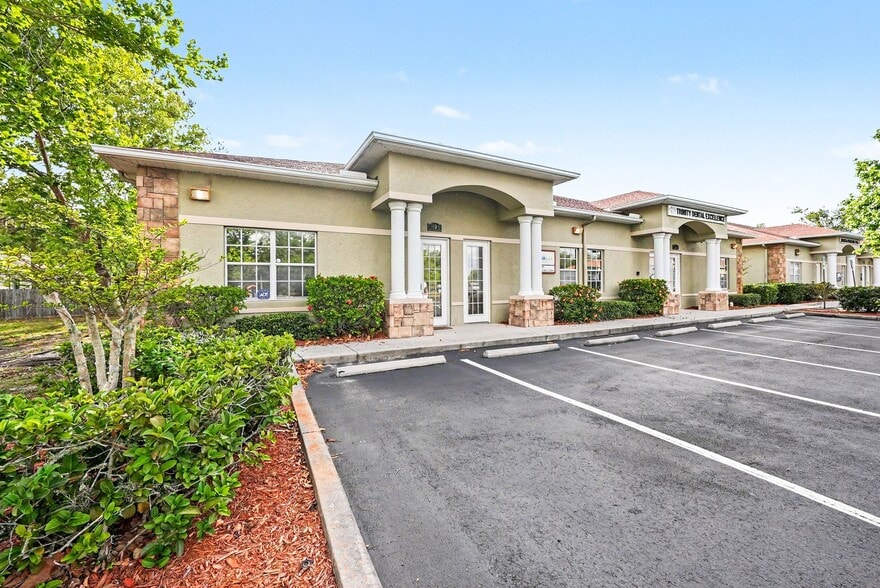 2505 Seven Springs Blvd, New Port Richey, FL à louer - Photo du bâtiment - Image 2 de 18