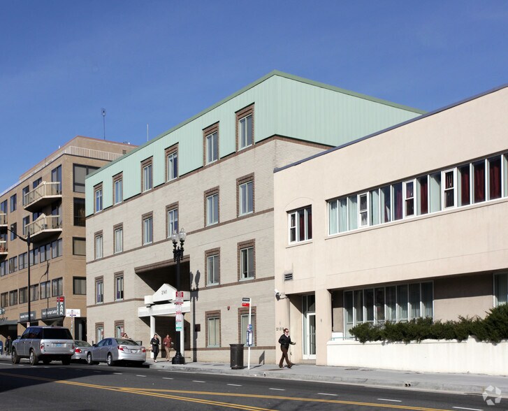 2141 Wisconsin Ave NW, Washington, DC à louer - Photo du bâtiment - Image 3 de 23