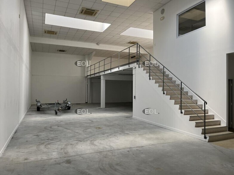 Flex in Ennery for lease - Interior Photo - Image 2 of 7