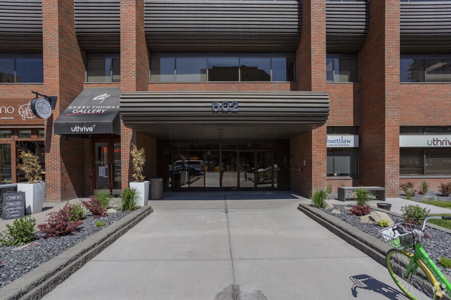 602 11th Ave SW, Calgary, AB à louer - Photo du bâtiment - Image 1 de 4