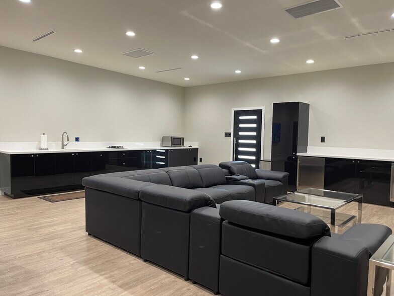 5627 Cahuenga Blvd, North Hollywood, CA à vendre - Photo du bâtiment - Image 2 de 15