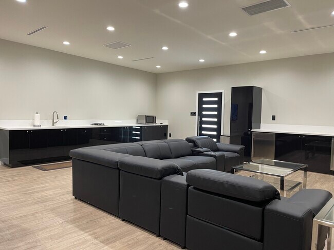 Plus de détails pour 5627 Cahuenga Blvd, North Hollywood, CA - Bureau à vendre