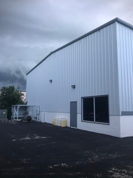 7465 Commercial Cir, Fort Pierce, FL à louer - Photo principale - Image 1 de 22