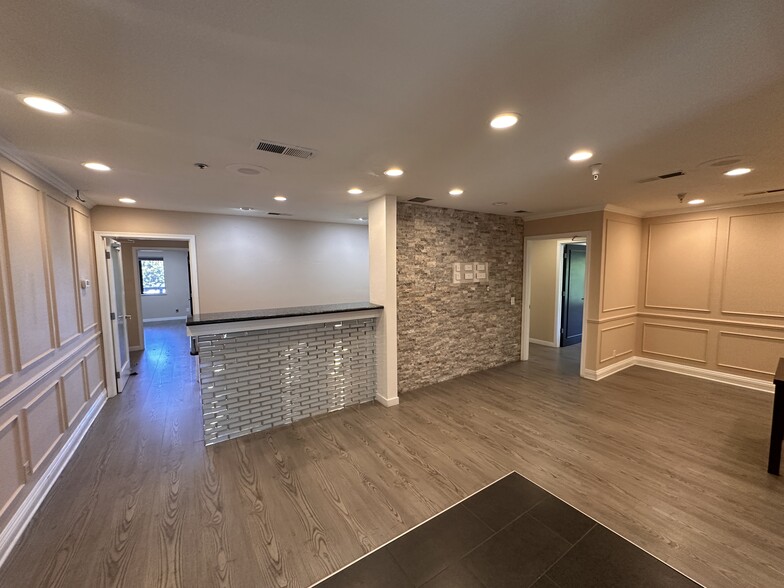 910 Major Sherman Ln, Monterey, CA à louer - Photo intérieure - Image 2 de 24