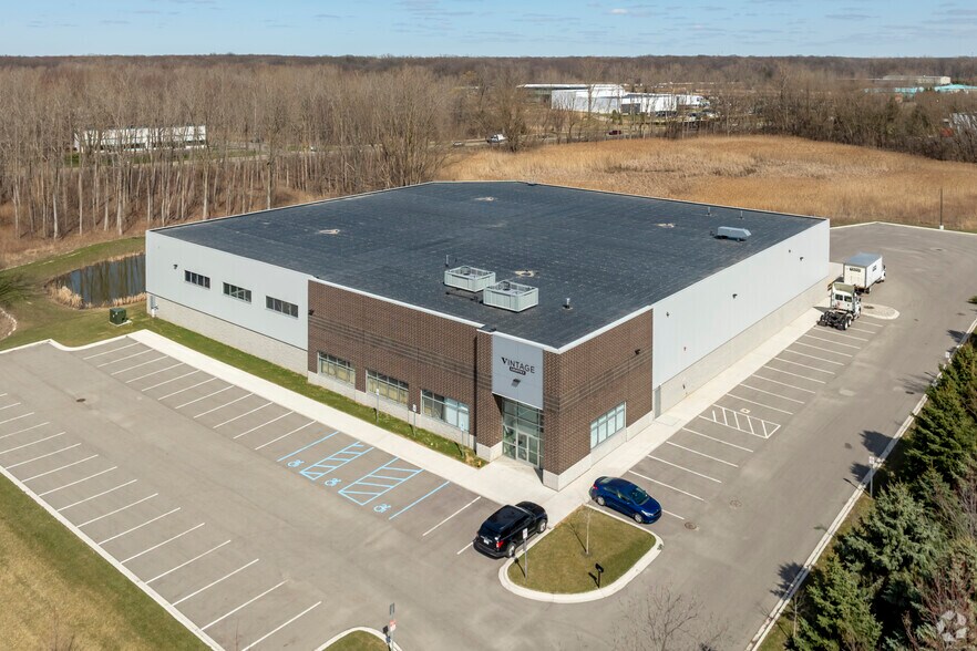 28806 Freedom Dr, Wixom, MI à louer - Photo du bâtiment - Image 3 de 5