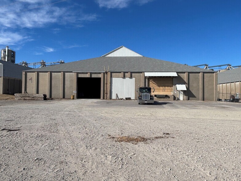 5755 S Hoover Rd, Wichita, KS à louer - Photo du bâtiment - Image 2 de 6