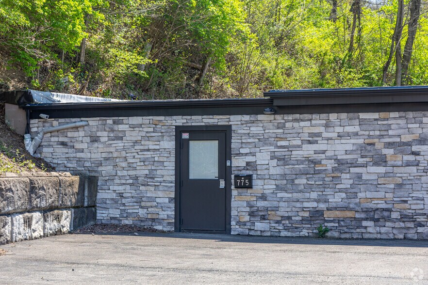 775 Clairton Blvd, Pittsburgh, PA à vendre - Photo du bâtiment - Image 3 de 23