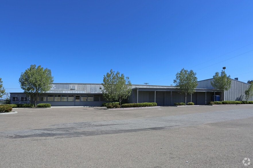 1996 Don Lee Pl, Escondido, CA for lease - Building Photo - Image 2 of 3