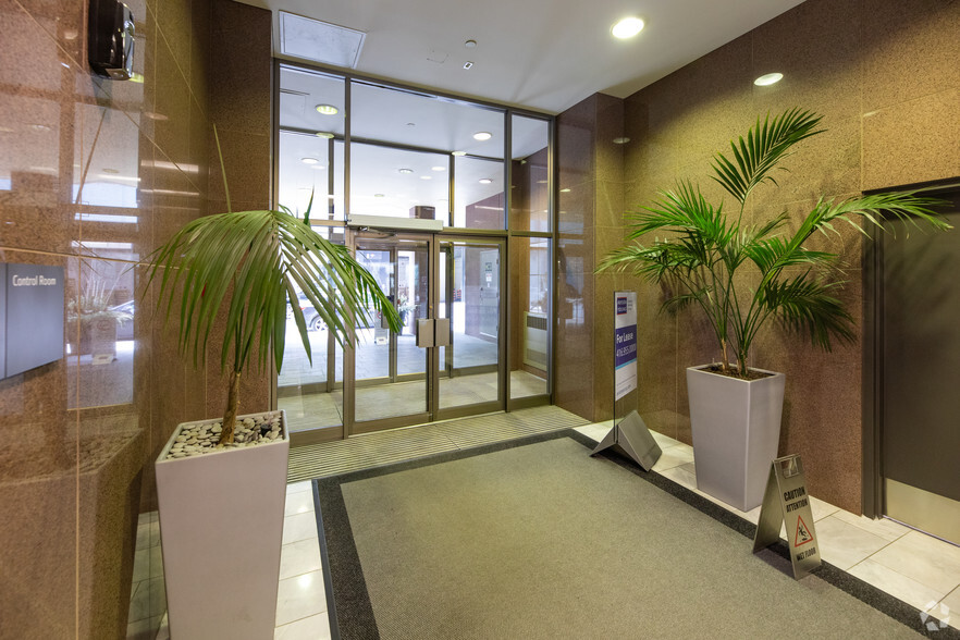 70 University Ave, Toronto, ON for lease - Lobby - Image 3 of 7