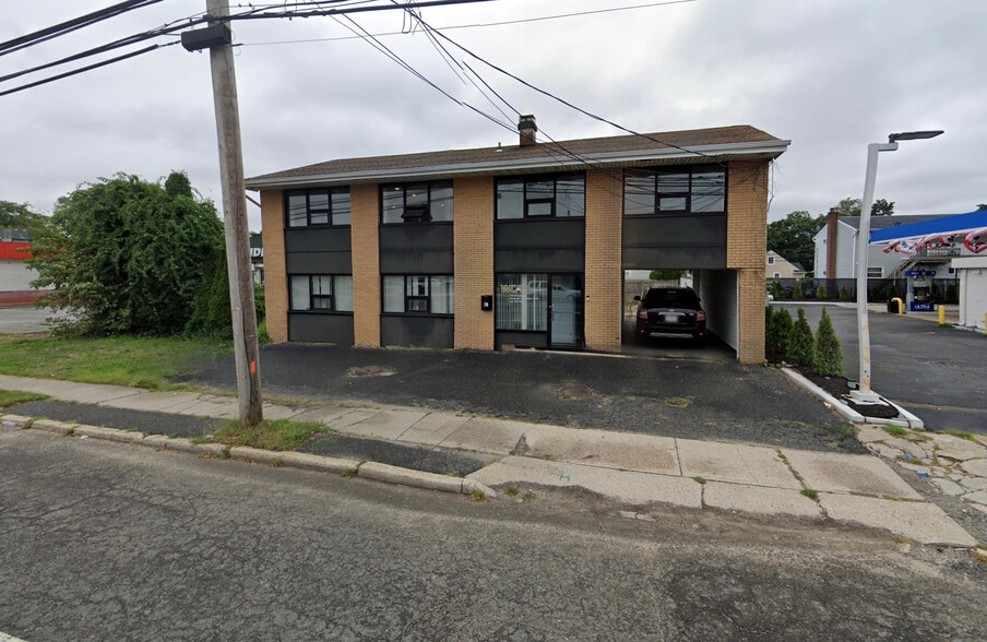 740 Broadway, Amityville, NY for sale - Primary Photo - Image 1 of 8