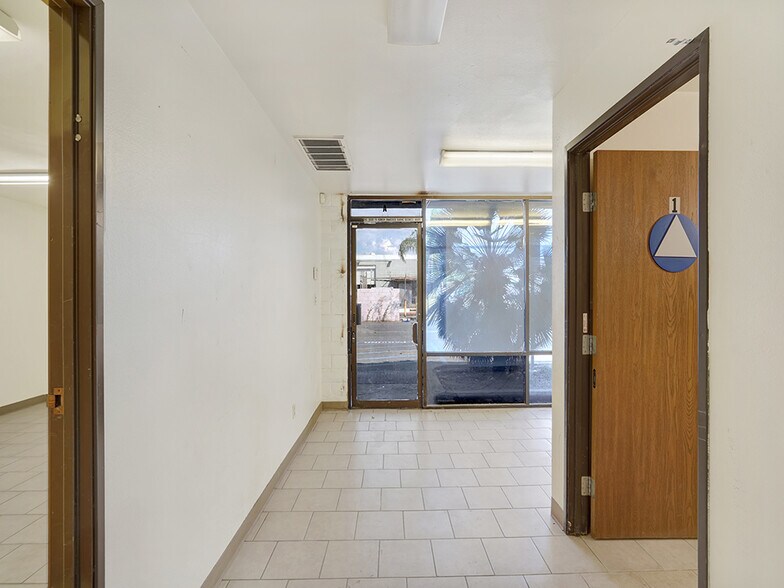 1203 W Brooks St, Ontario, CA à vendre - Photo intérieure - Image 3 de 10