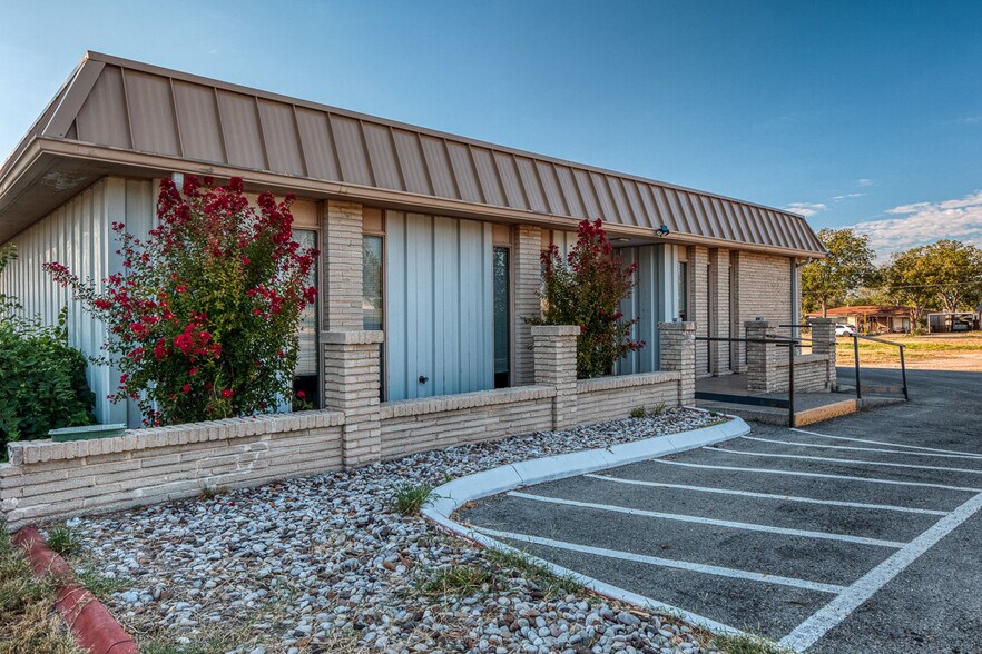 1011 E 7th St, Del Rio, TX for sale - Building Photo - Image 2 of 43