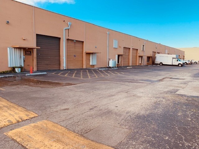 2075-2129 W 76th St, Hialeah, FL à vendre - Photo du bâtiment - Image 3 de 9