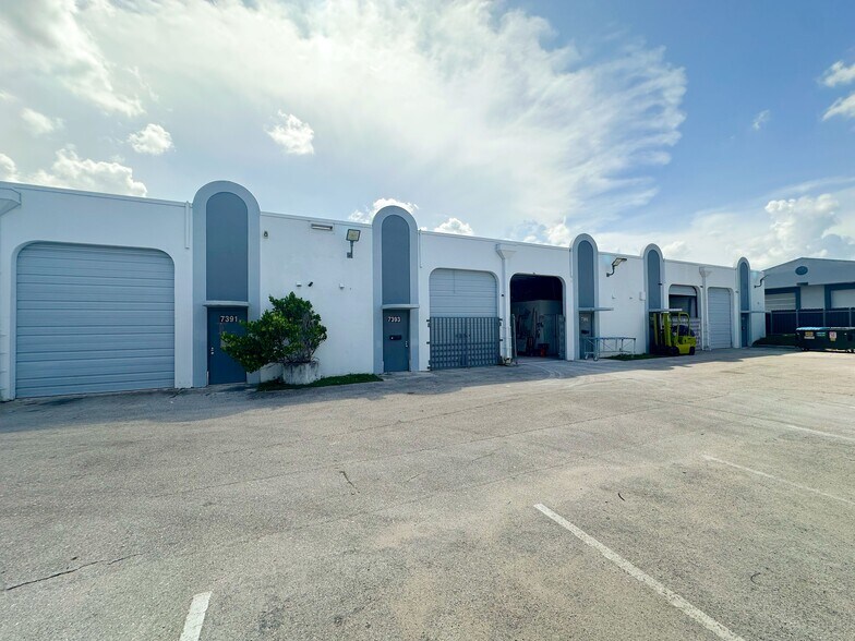 7325-7399 NW 54th St, Miami, FL à louer - Photo du bâtiment - Image 2 de 4