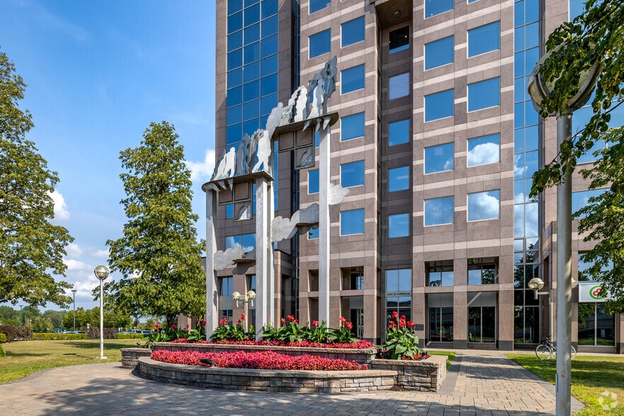 3030 Boul Le Carrefour, Laval, QC à louer - Photo du bâtiment - Image 2 de 4