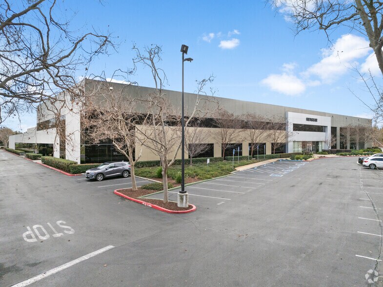 350 E Plumeria Dr, San Jose, CA à vendre - Photo du bâtiment - Image 3 de 15