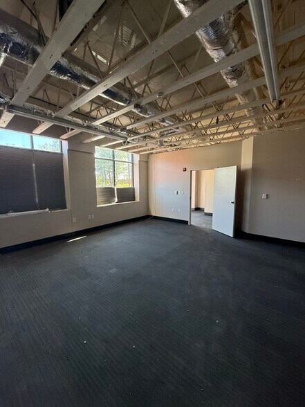 12 Cardinal Park Dr, Leesburg, VA à vendre - Photo du bâtiment - Image 2 de 9
