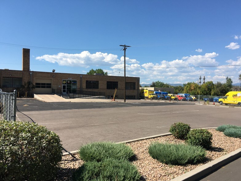 2555 S Santa Fe Dr, Denver, CO à louer - Photo du bâtiment - Image 2 de 12
