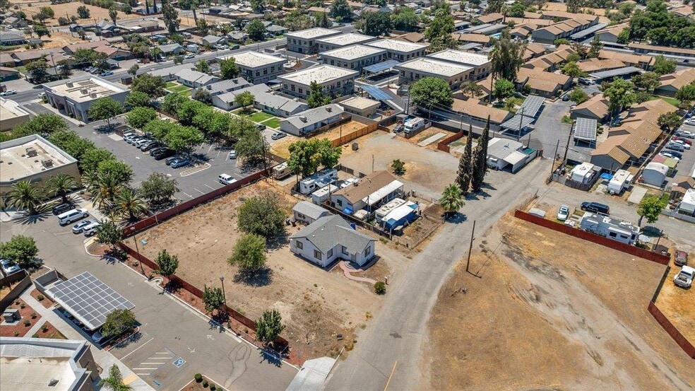 923 Goleta Way, Hanford, CA portfolio of 3 properties for sale on LoopNet.ca - Primary Photo - Image 1 of 30