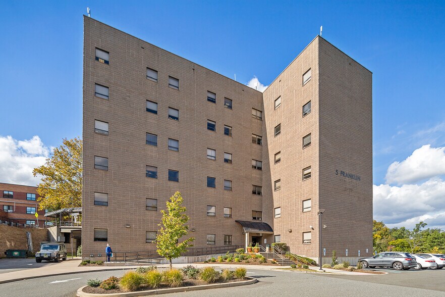 1 Clara Maass Dr, Belleville, NJ à louer - Photo du bâtiment - Image 1 de 20