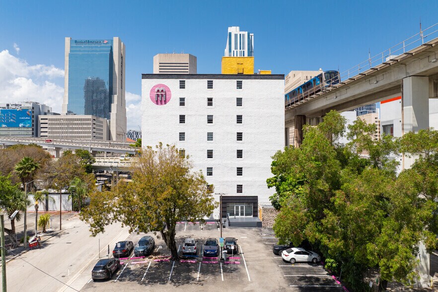 111 SW 3rd St, Miami, FL à louer - Photo du bâtiment - Image 3 de 24