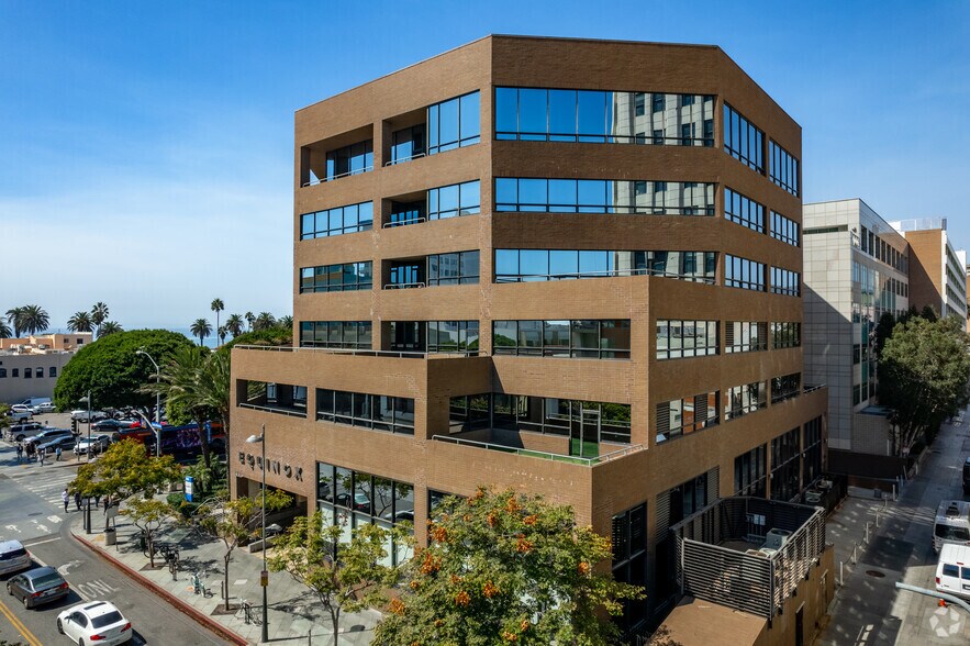 201 Santa Monica Blvd, Santa Monica, CA à louer - Photo du bâtiment - Image 2 de 6