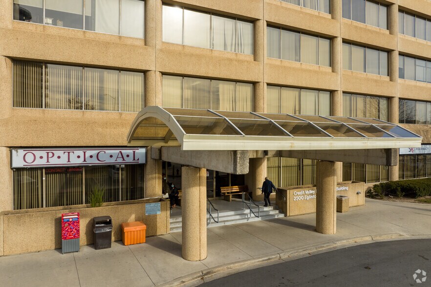 2300 Eglinton Ave W, Mississauga, ON à louer - Photo du bâtiment - Image 3 de 4