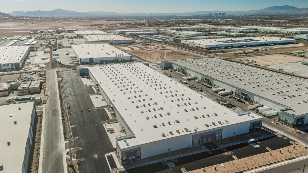 East Tropical Parkway, Las Vegas, NV à louer - Photo du bâtiment - Image 2 de 14