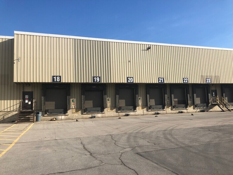 100 Alfred Kuehne Blvd, Brampton, ON à vendre - Photo du bâtiment - Image 1 de 1