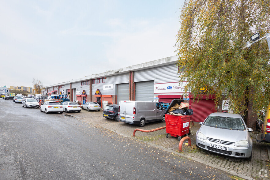 20 Trafalgar Business Centre, Barking for lease - Primary Photo - Image 1 of 2