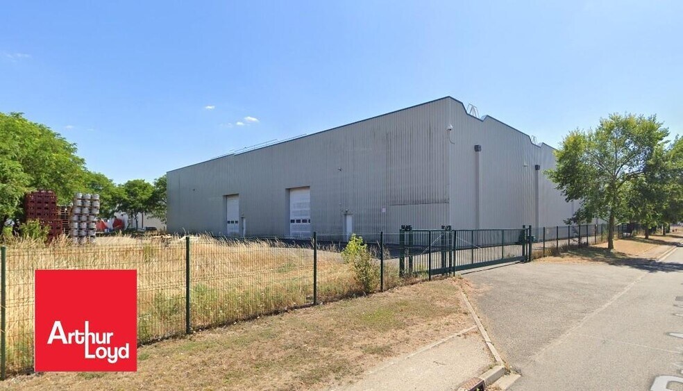Industrial in Dreux for lease - Building Photo - Image 2 of 3