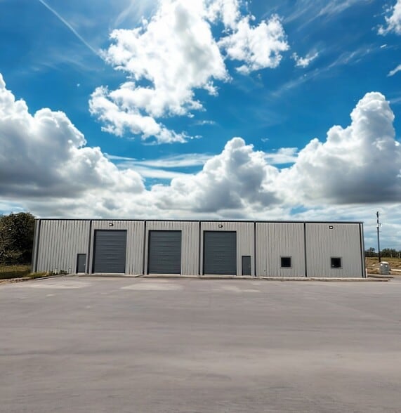 614 Wildcat Ct, Navasota, TX for lease - Building Photo - Image 3 of 3