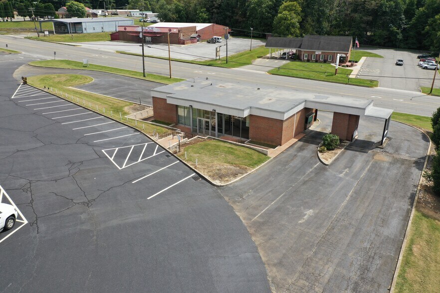 544 E Stuart Dr, Galax, VA à louer - Photo du bâtiment - Image 3 de 7