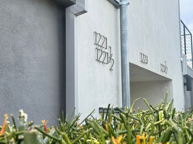 1221-1223 1/2 N Kenmore Ave, Los Angeles, CA à vendre - Photo du bâtiment - Image 3 de 12