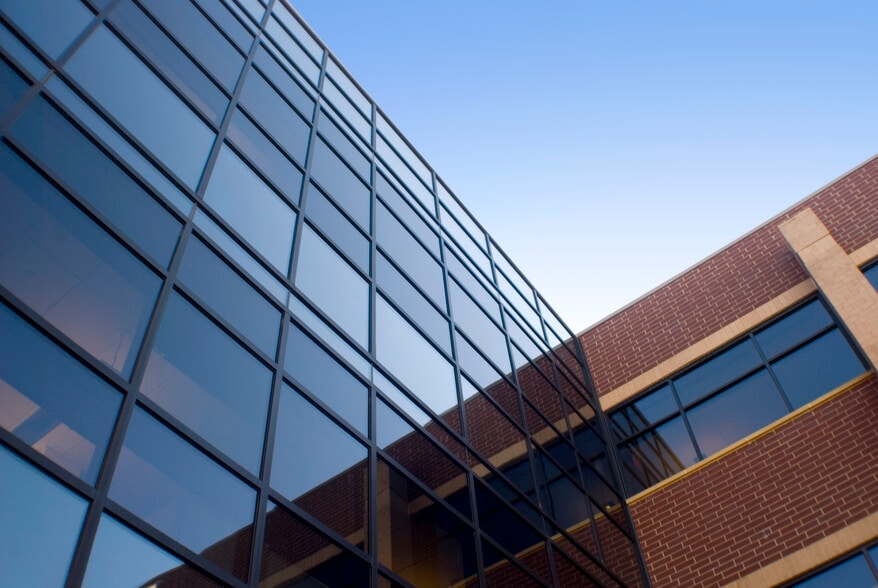 12421 Meredith Dr, Urbandale, IA for lease - Building Photo - Image 2 of 17