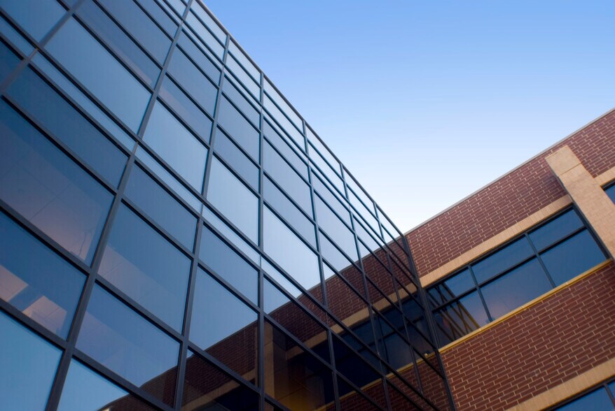 12421 Meredith Dr, Urbandale, IA à louer - Photo du bâtiment - Image 2 de 17