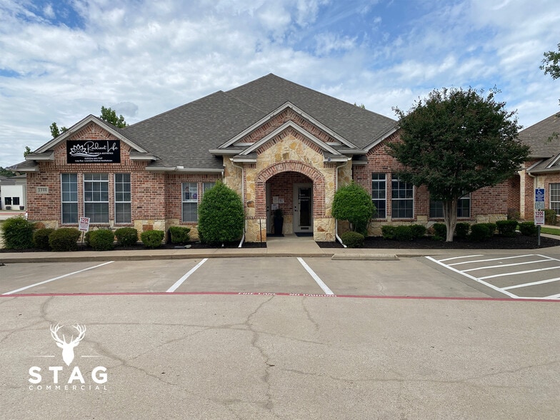 1206 Bent Oaks Ct, Denton, TX for lease - Primary Photo - Image 1 of 50