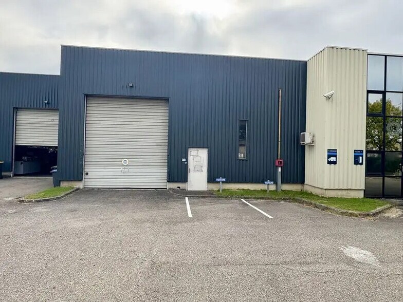 Flex dans Genas à louer - Photo du bâtiment - Image 2 de 13