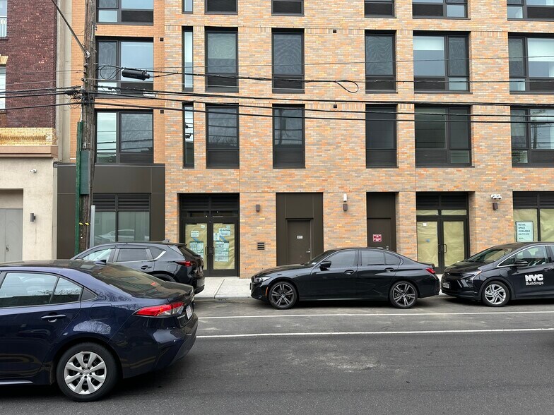 1725 Village Ln, Far Rockaway, NY à louer - Photo du bâtiment - Image 3 de 4