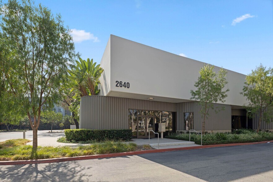 2640 Main St, Irvine, CA à louer - Photo du bâtiment - Image 2 de 2